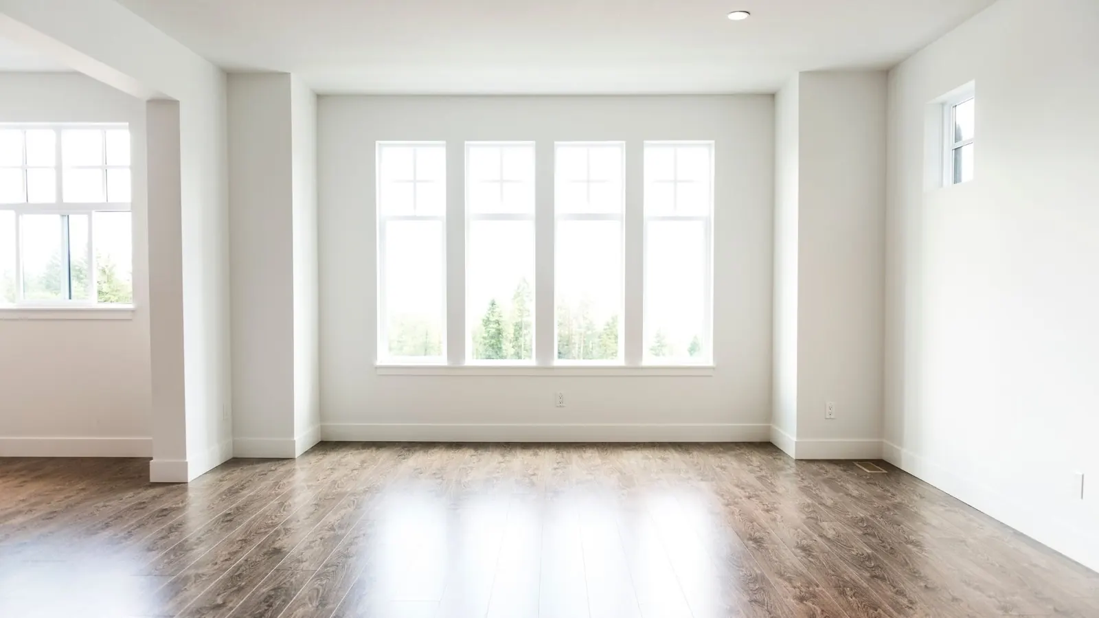 Large empty room cleaned and ready for new occupants